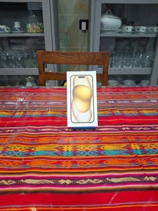 Scatola iPhone 15 Plus gialla