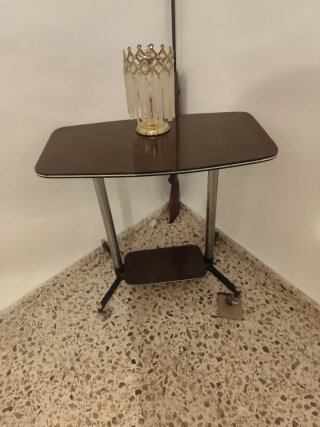 Mesita auxiliar con ruedas