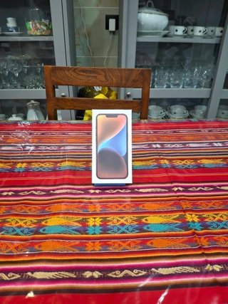 Scatola iPhone 14 rossa