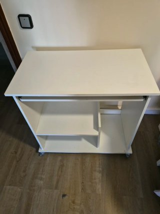 Mesa de ordenador blanca con ruedas