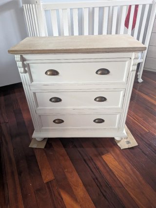 Cómoda de madera blanca y natural