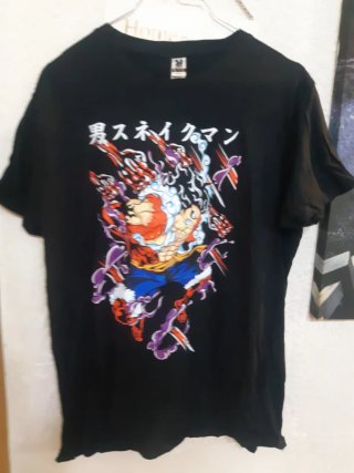 Camiseta Negra con Estampado Anime