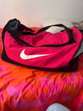 Bolsa de gimnasio Nike rosa y negra