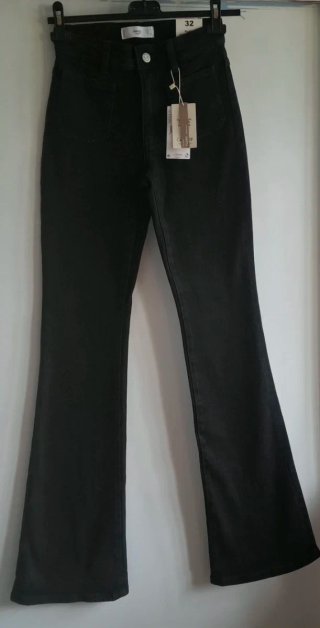 Pantalón Vaquero Negro flare Mango Talla 32