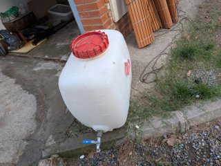 Depósito de Plástico con Grifo. Ideal para almacen