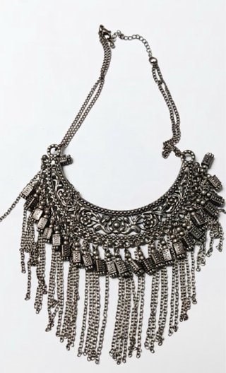 Collar con flecos y detalles grabados