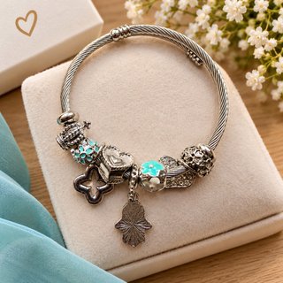 Pulsera tipo charm plateada
