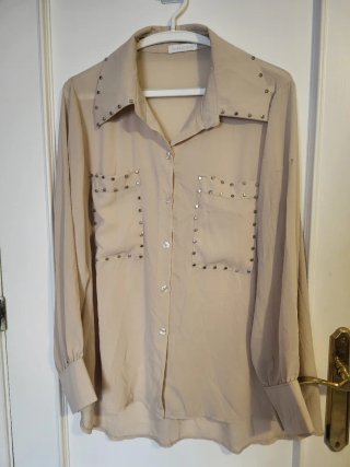Blusa camisera beige con tachuelas