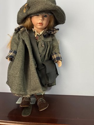 Bambola da collezione vintage con cappotto e cappello