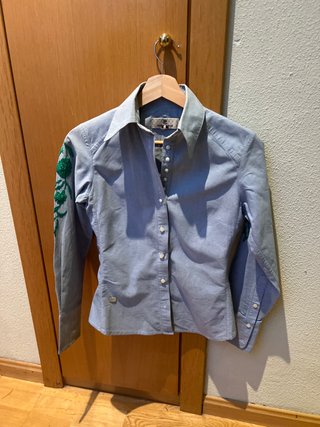 Camisa de mujer azul con bordados