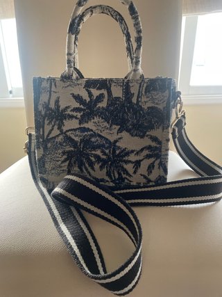 Bolso con estampado de palmeras.