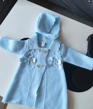 Abrigo bebe de punto azul con gorrito
