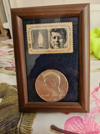 Moneda Kennedy 1/2 Dólar y Sello Conmemorativo