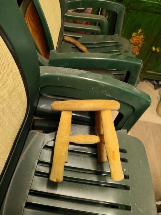 Taburete de madera pequeño