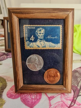 Cuadro con Sello y Monedas de EE. UU.