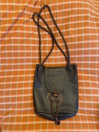 Bolso de Cuero Marrón con Detalles