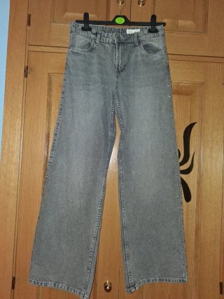 Vaqueros de mujer gris. Tachuelas en los lateraled