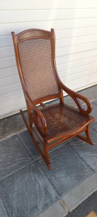 Mecedora Antigua de Madera y Ratán