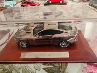 Aston Martin V12 Vanquish a escala