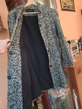 Abrigo negro jaspeado talla M muy cómodo y moderno