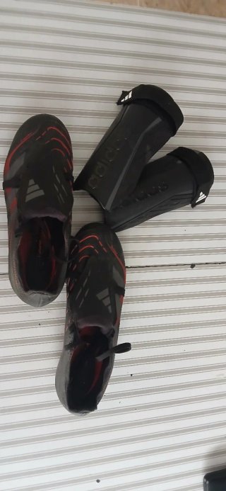 Botas de fútbol adidas Predator con lengüeta