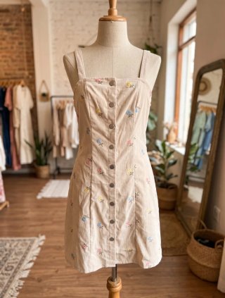Vestido con flores bordadas