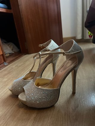 Zapatos de fiesta plateados con pedrería