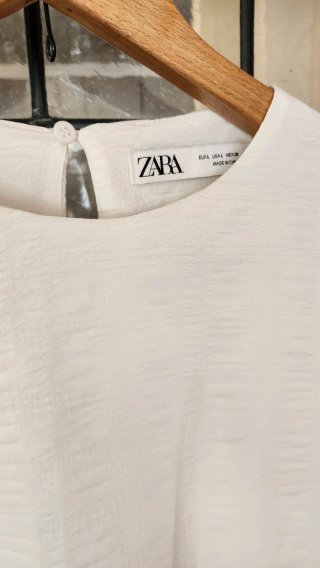 Vestido con Vuelos Blanco Zara Talla L