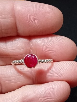 Anillo de Plata de Ley rubí facetado