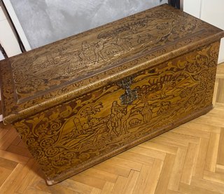 Baúl de madera tallada