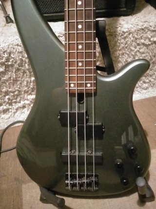 PACK Bajo eléctrico Yamaha + amplificador + extras