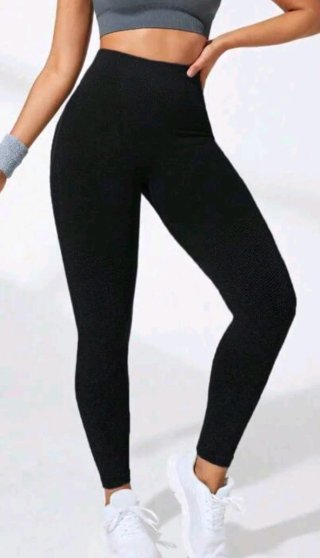 Conjunto deportivo negro: leggins y top