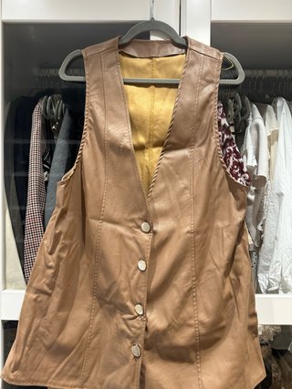 Vestido de polipiel beige sin mangas