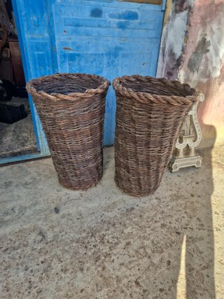 Dos cestos antiguos de mimbre
