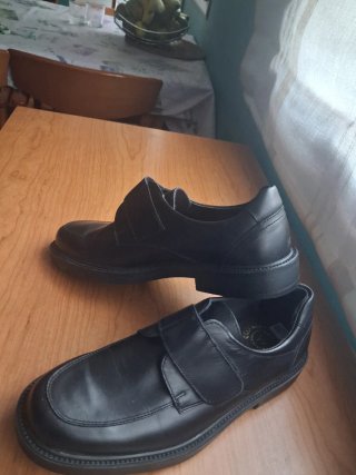 Zapatos de vestir negros con velcro