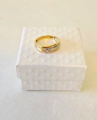 Anillo bicolor con detalle de piedra