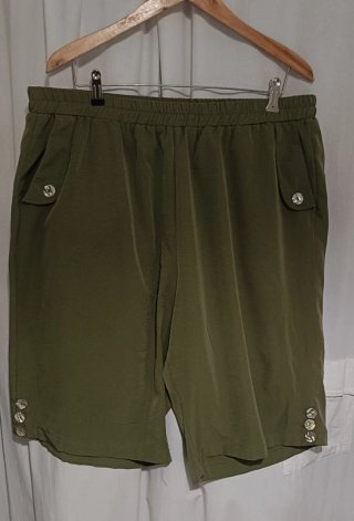 Bermuda Kaki es una Talla 52/54 (3xl de Shein)