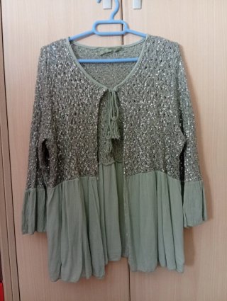 Jersey verde con detalles brillantes