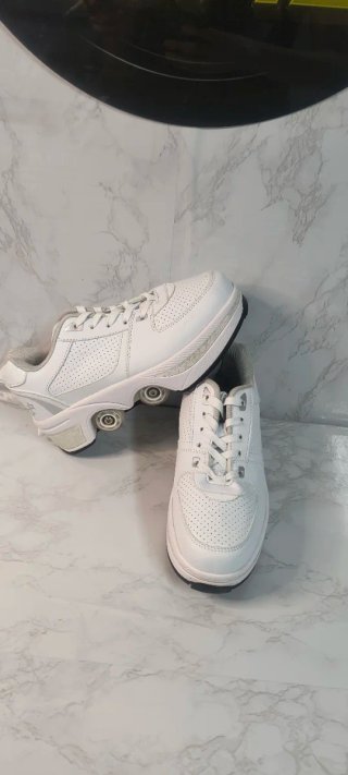 Zapatillas con ruedas retráctiles blancas.B97