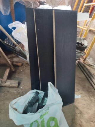 Estantería de madera negra