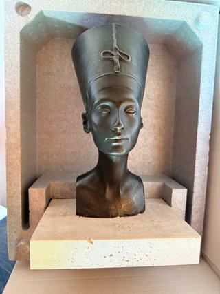 Bust de Nefertiti, SKEL