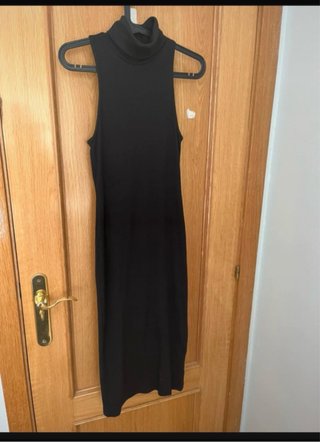 Vestido negro de cuello alto