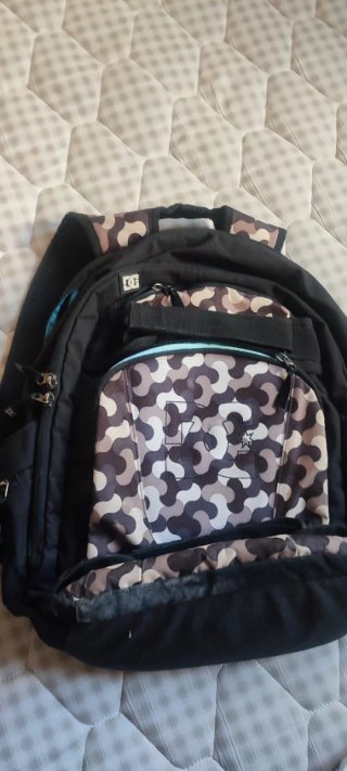Mochila DC Shoes Negra y Estampada