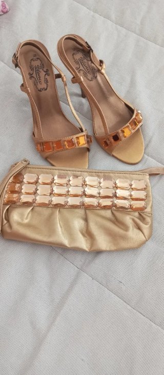 Sandalias y Cartera de Fiesta Doradas