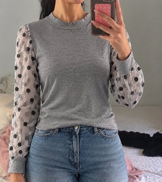 Blusa gris con mangas de lunares
