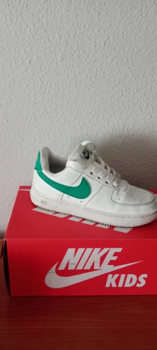 Deportivos Nike Air Force 1 Niño Talla 30.