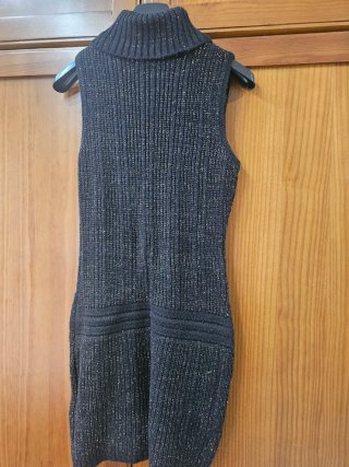 Vestido de punto negro con hilos dorados