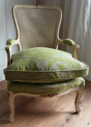 Sillón retro tapizado en jacquard.