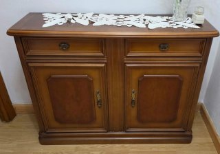 Mueble de entrada de madera con espejo