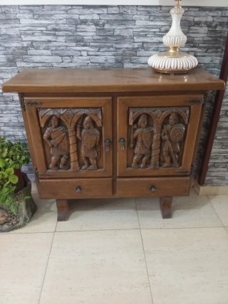 Mueble de entrada de madera tallada